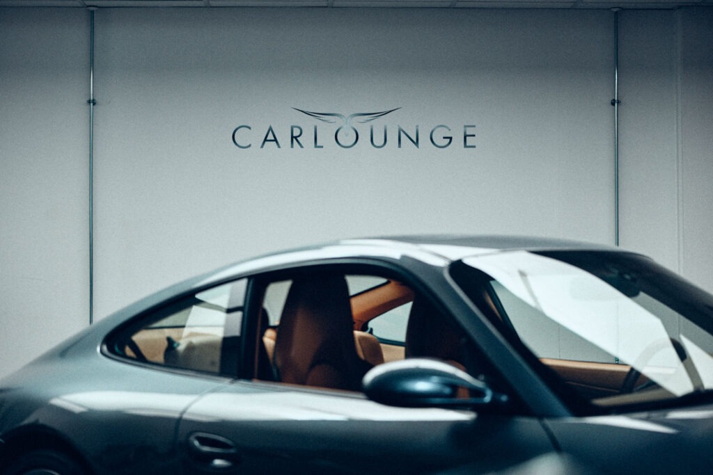 Grå Porsche i showroom hos Carlounge