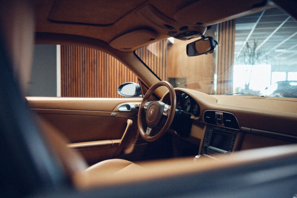 Bil med læderinteriør og digitalt cockpit hos Carlounge
