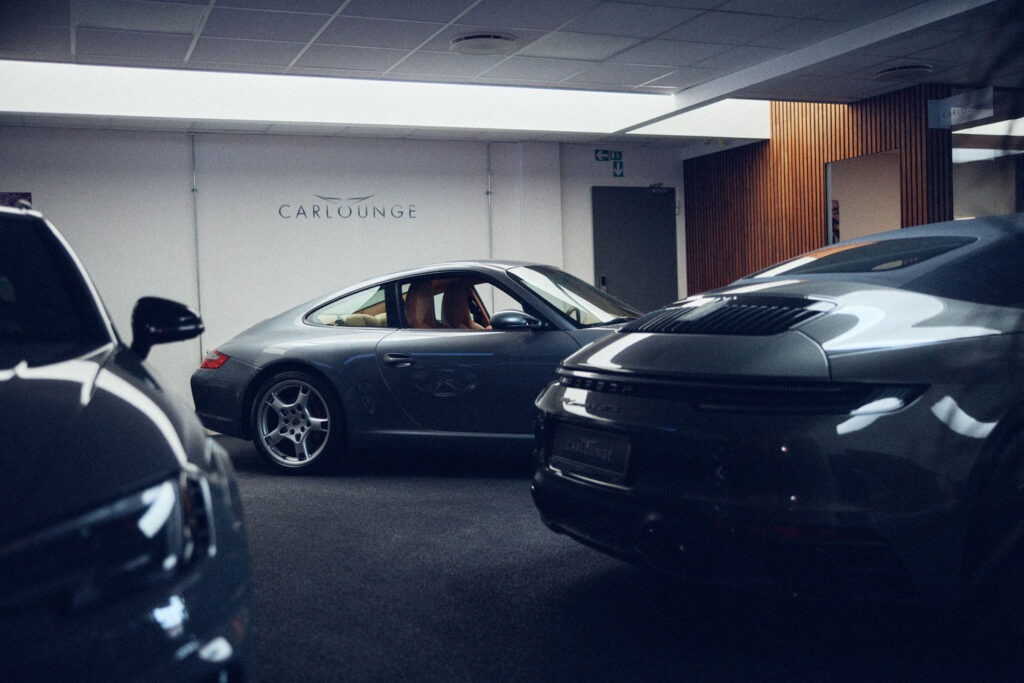 Porsche sportsvogn i eksklusivt bilhus hos Carlounge