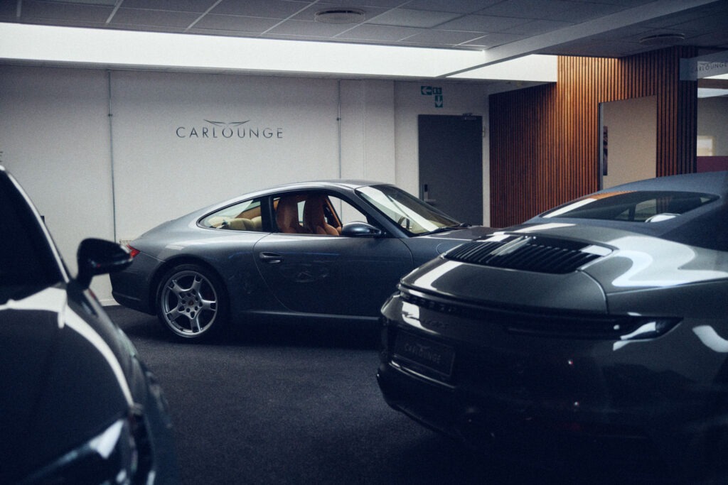 Luksusbil i showroom hos Carlounge med moderne interiør