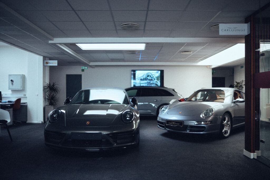 Luksusbil i showroom hos Carlounge med moderne interiør